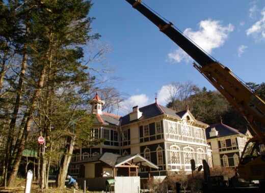 別荘などの建物に隣接した樹木剪定・伐採